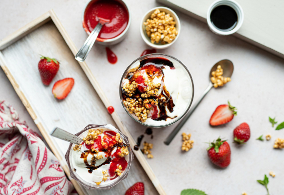 Gelato fiordilatte, salsa di fragole e croccate di miglio