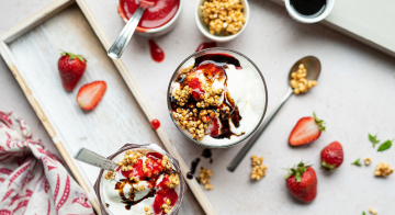 Gelato fiordilatte, salsa di fragole e croccate di miglio